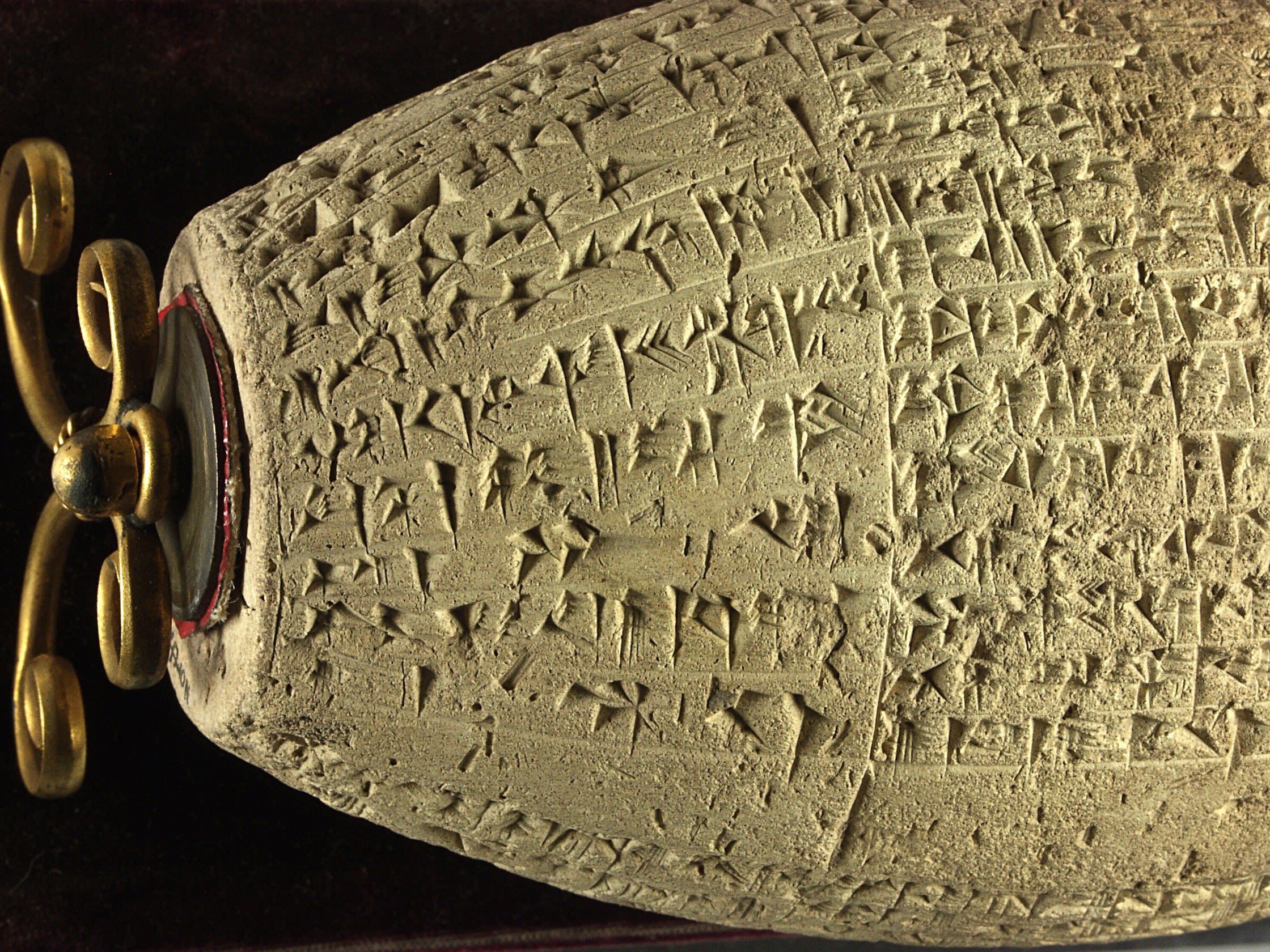 Close up of carvings on the left side cylinder in Kufic script. The golden clasp at the side suggests the cylinder is designed to be rotated.