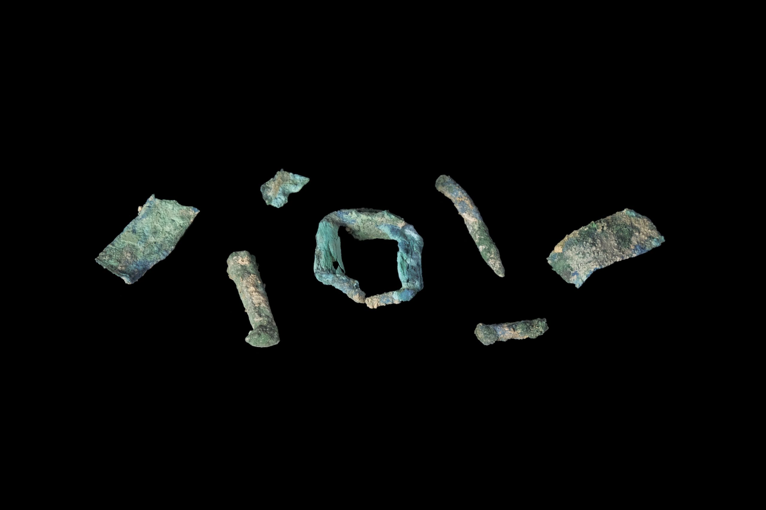 6 pieces of flat or cylindrical bronze fragments and one bronze ring, all with blue-green corrosion