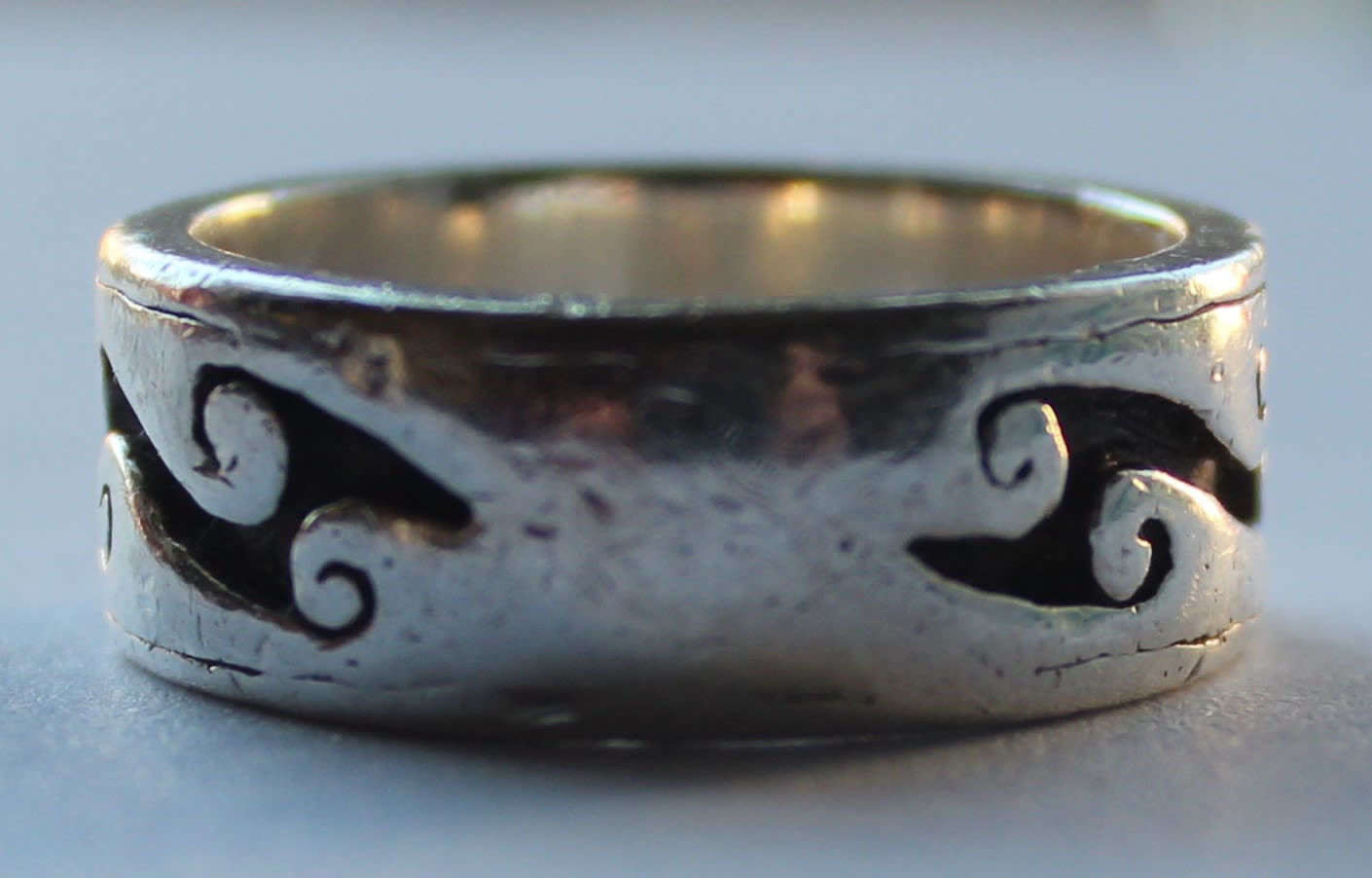 A close-up image of the other side of the ring which shows the gap in the wave design.