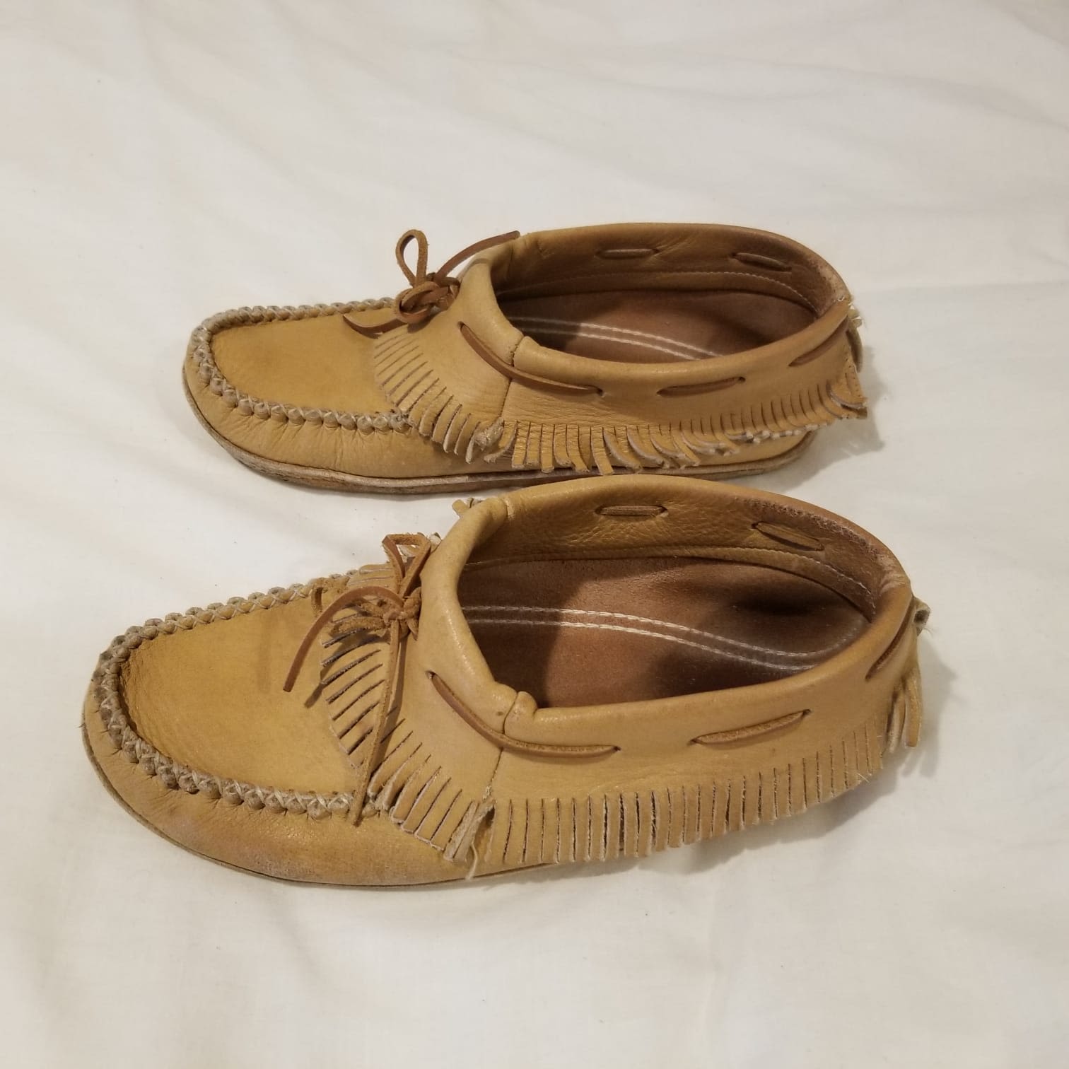 一双棕色驼鹿皮流苏拖鞋